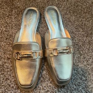 Lilly Pulitzer Andi Mule in Gold. Size 8